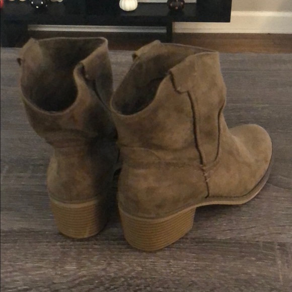 Olive green boots - Picture 3 of 3